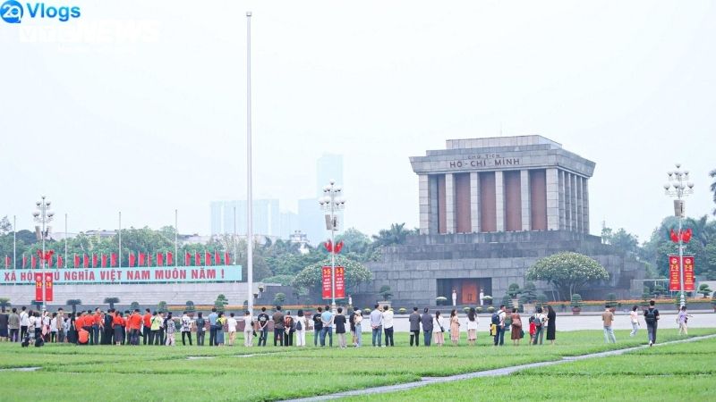 Lễ Thượng Cờ 30/4 - Hàng Nghìn Người Đổ Về Ba Đình Chờ Khoảnh Khắc Lịch Sử 5 le-thuong-co-30-4-2
