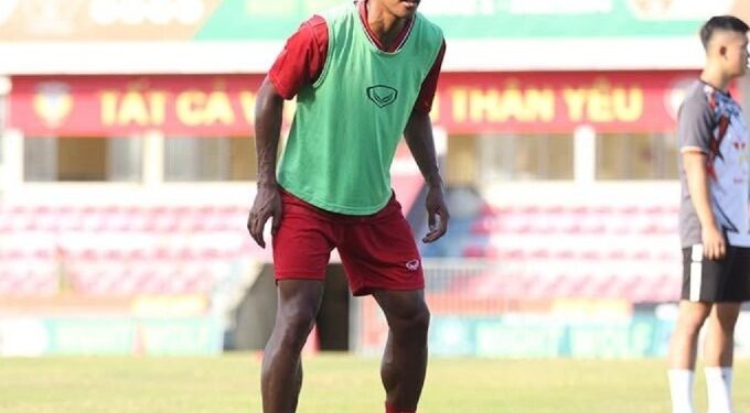 Hậu vệ Việt kiều Pháp bất ngờ cập bến đội bóng của Lương Xuân Trường 2 legleyadou1