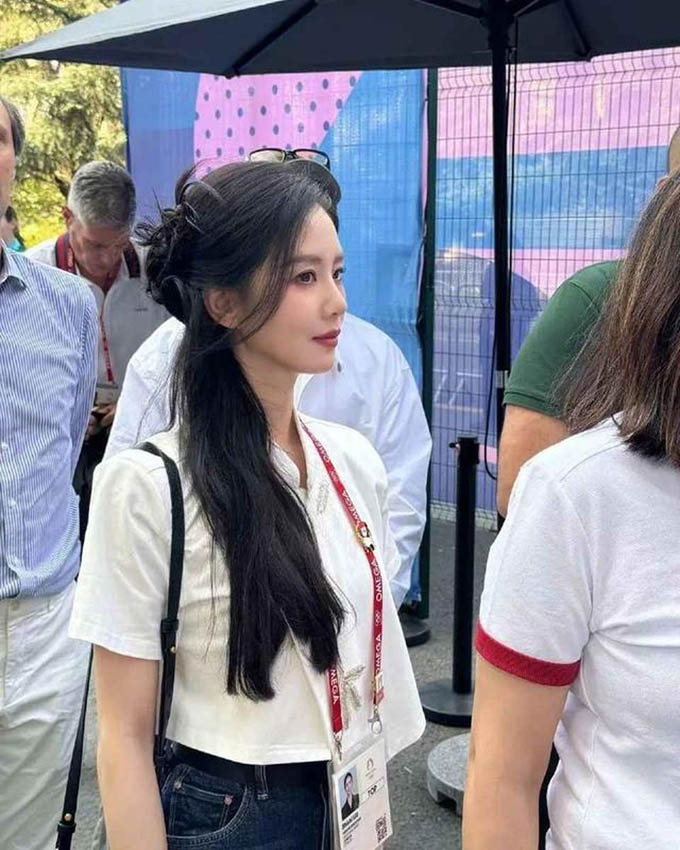 2q - Người đẹp phim Anh hùng xạ điêu khiến khán đài Olympic 2024 sáng bừng 8 luu thi thi4